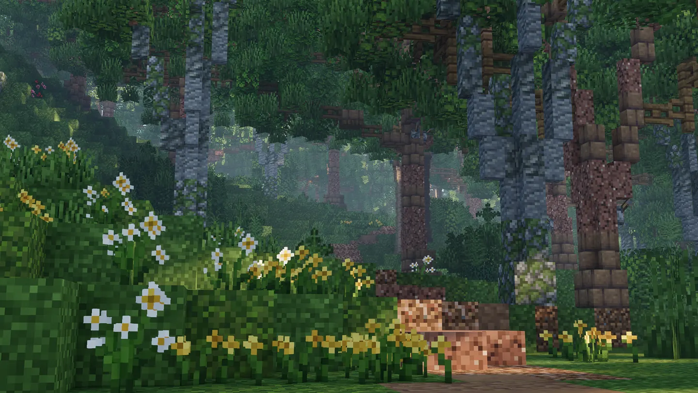 Светлая лесная сцена Minecraft с цветами, густыми деревьями и солнечным светом.
