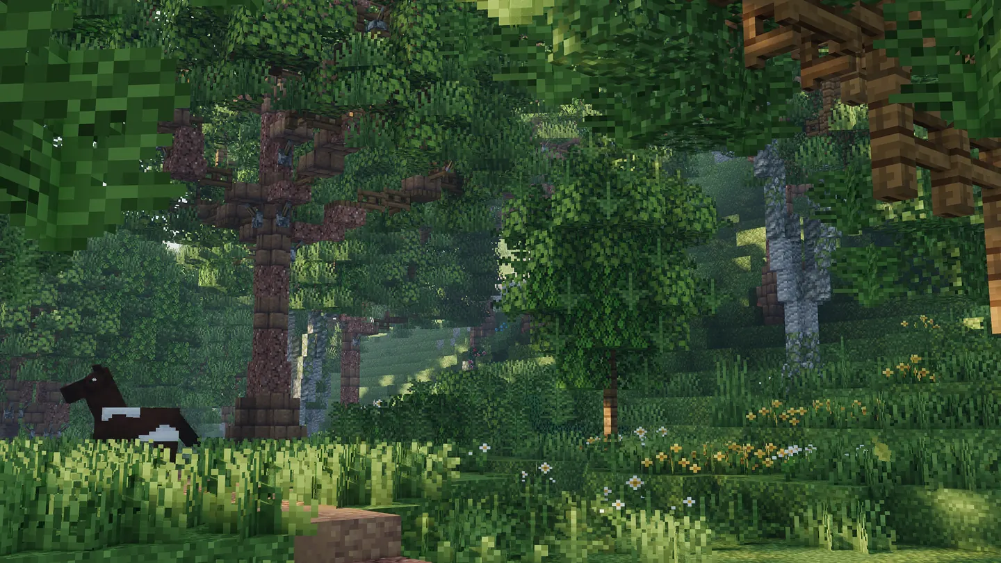 Тихая лесная тропинка Minecraft с высокими деревьями и мягким вечерним светом.